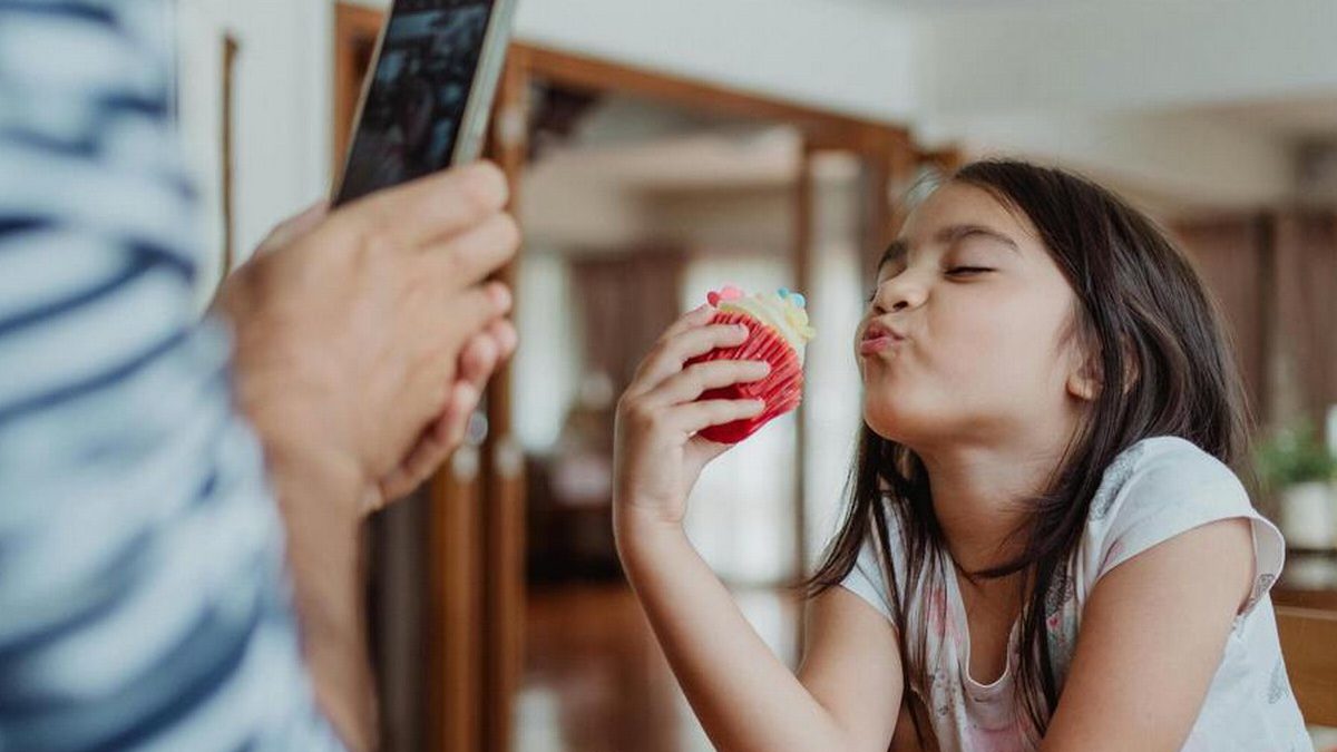 Il vero divieto ai social lo devono fare i genitori